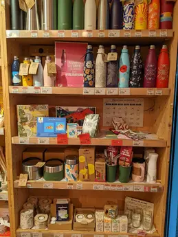261-biocoop-lyon-valmy-magasin-bio-bouteille-gourde-art-table-maison.webp