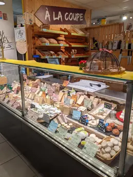 261-biocoop-lyon-valmy-magasin-bio-coupe-fromage-laitage-local.webp